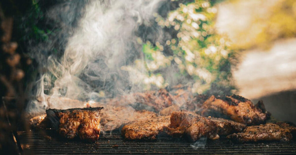 Les secrets du fumage au bois : comprendre les saveurs et les techniques