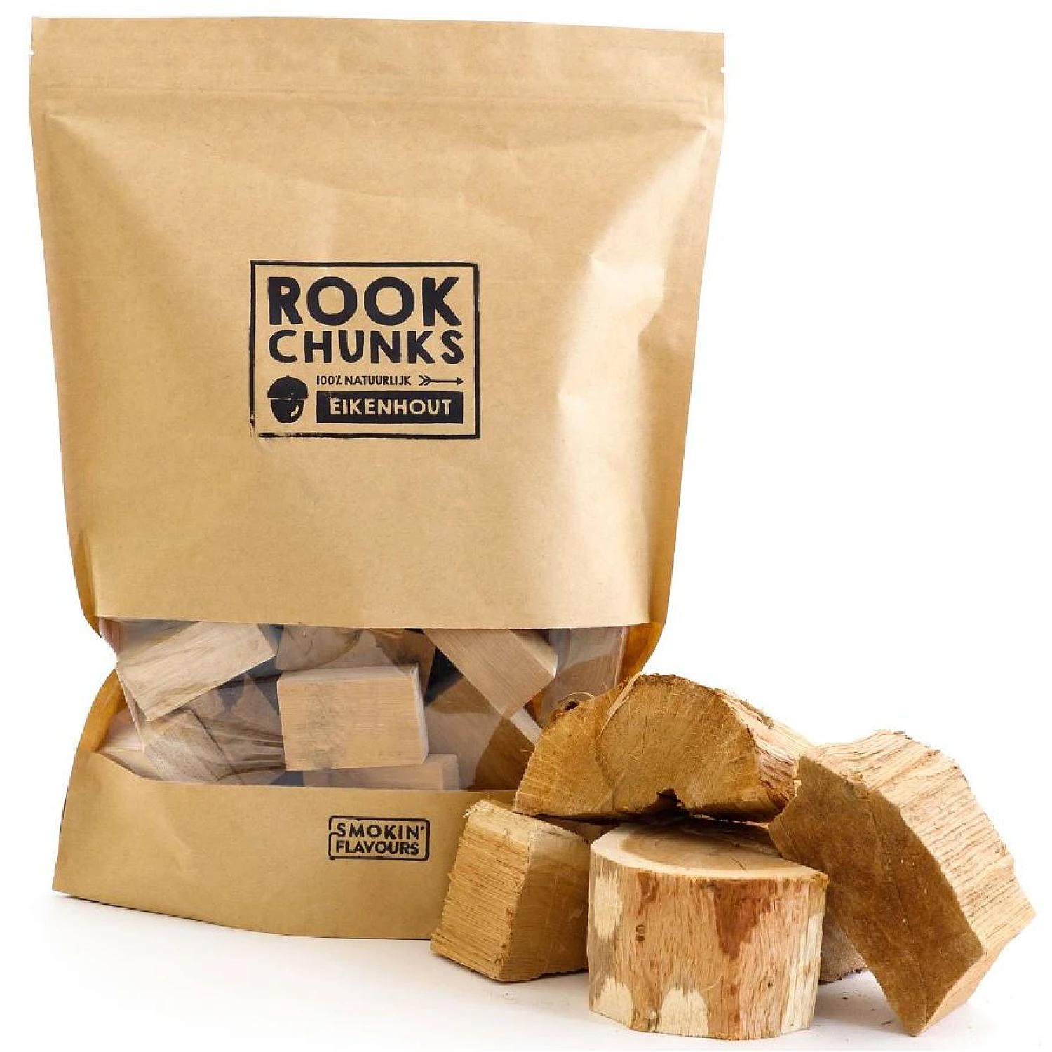 Sachet de morceaux de bois de fumage avec bûchettes sur fond blanc